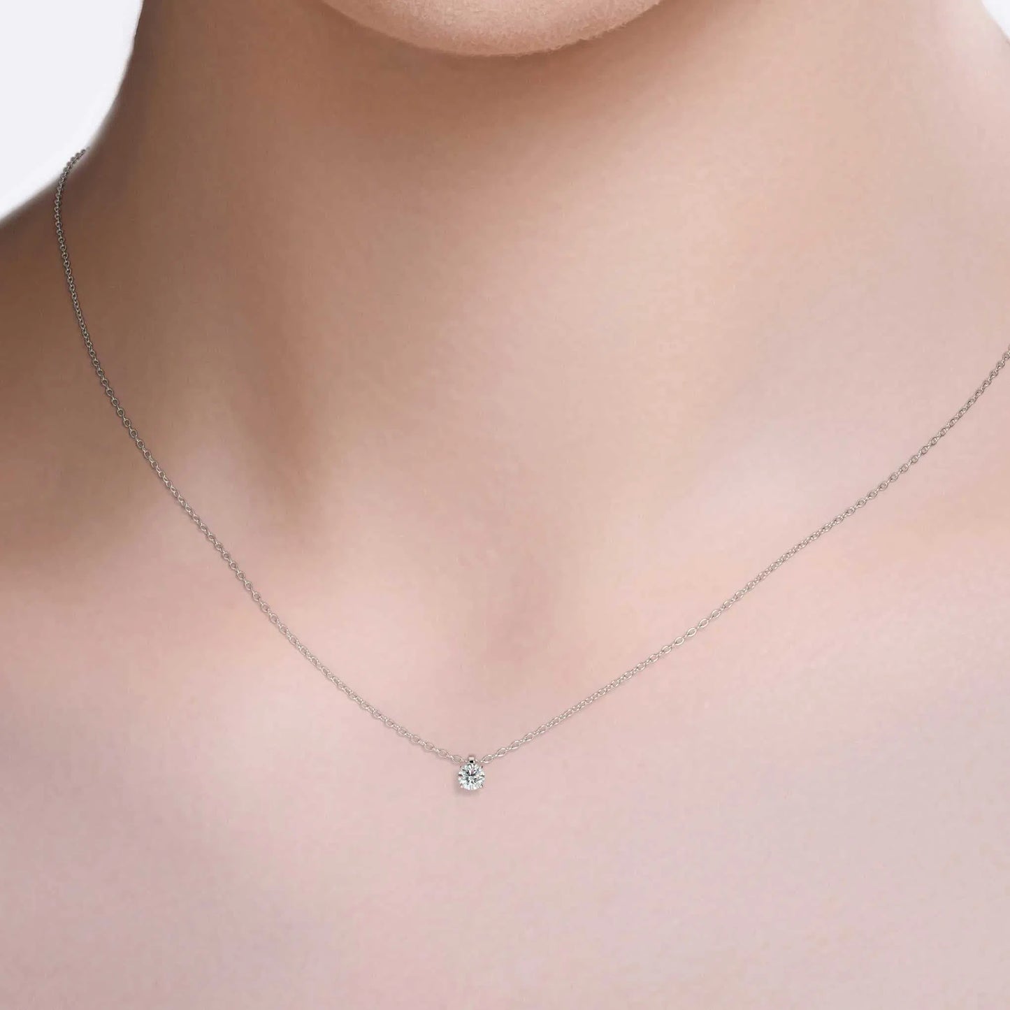 Suokko Timanttikorut -riipus valkokultaa, jossa istutettuna yksi timantti. Tuotekoodi KP09674BR15A