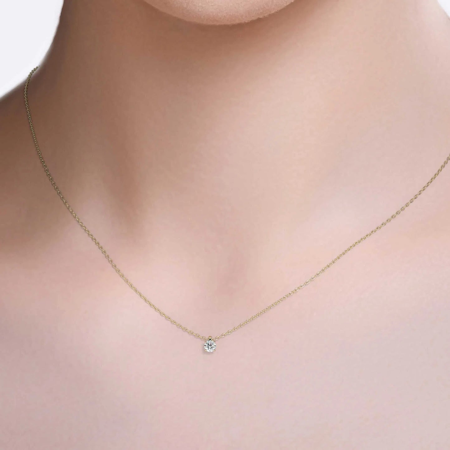 Suokko Timanttikorut -riipus keltakultaa, jossa istutettuna yksi timantti. Tuotekoodi KP09674BR15A