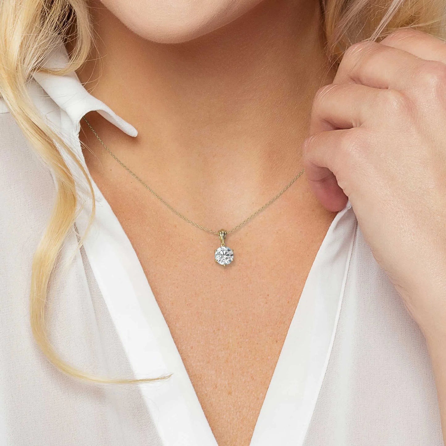 Suokko Timanttikorut -riipus keltakultaa, jossa istutettuna yksi timantti. Tuotekoodi KP09802BR170