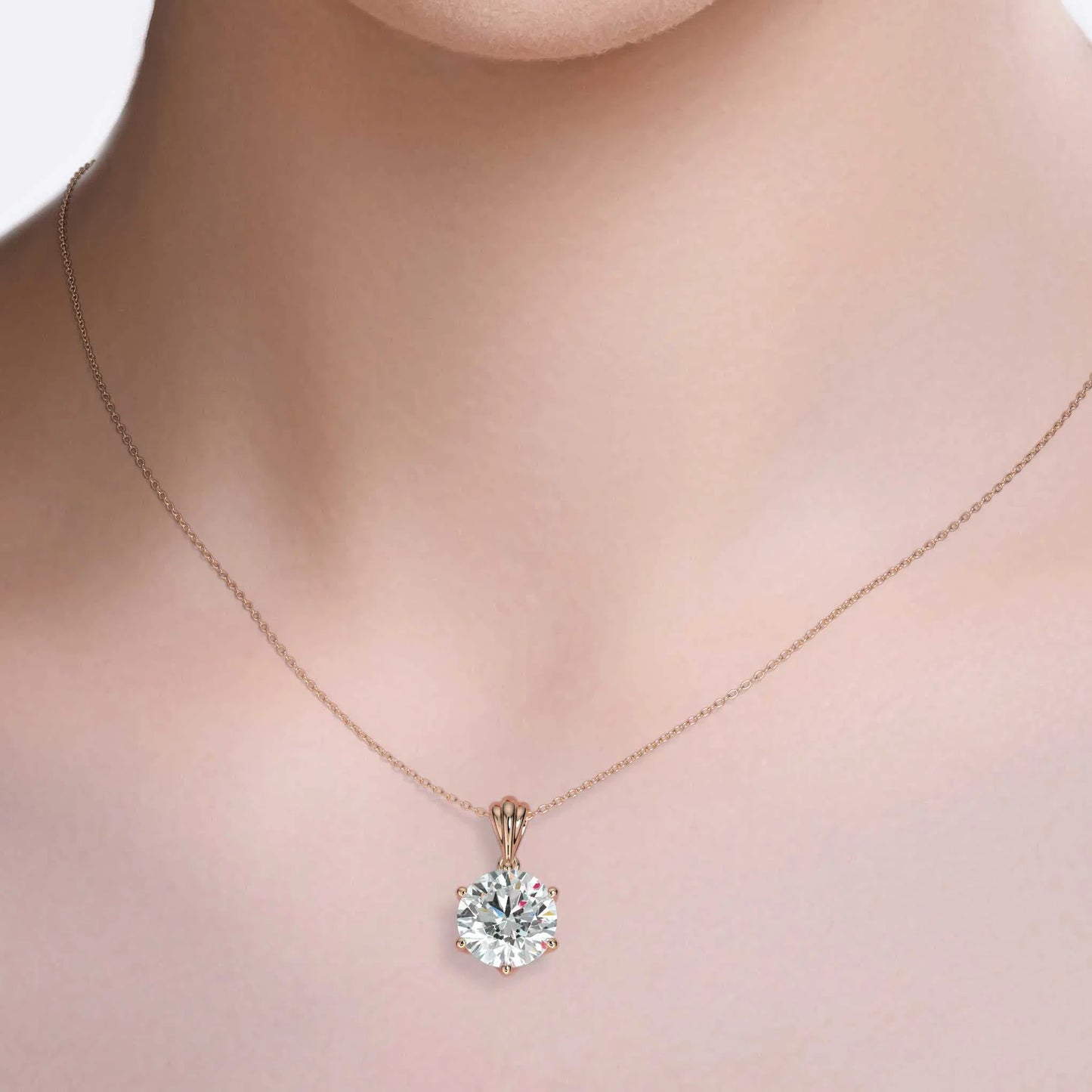 Suokko Timanttikorut -riipus rosakultaa, jossa istutettuna yksi timantti. Tuotekoodi KP09802BR600