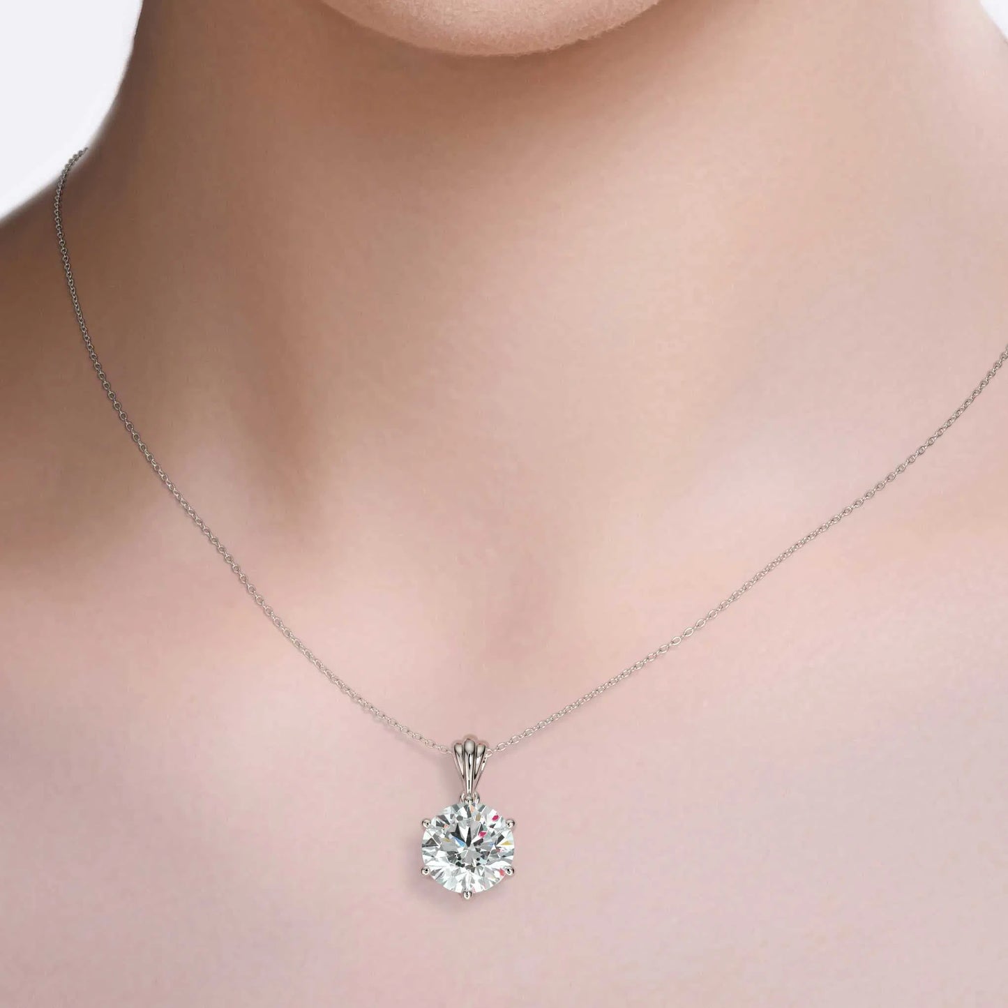 Suokko Timanttikorut -riipus valkokultaa, jossa istutettuna yksi timantti. Tuotekoodi KP09802BR600