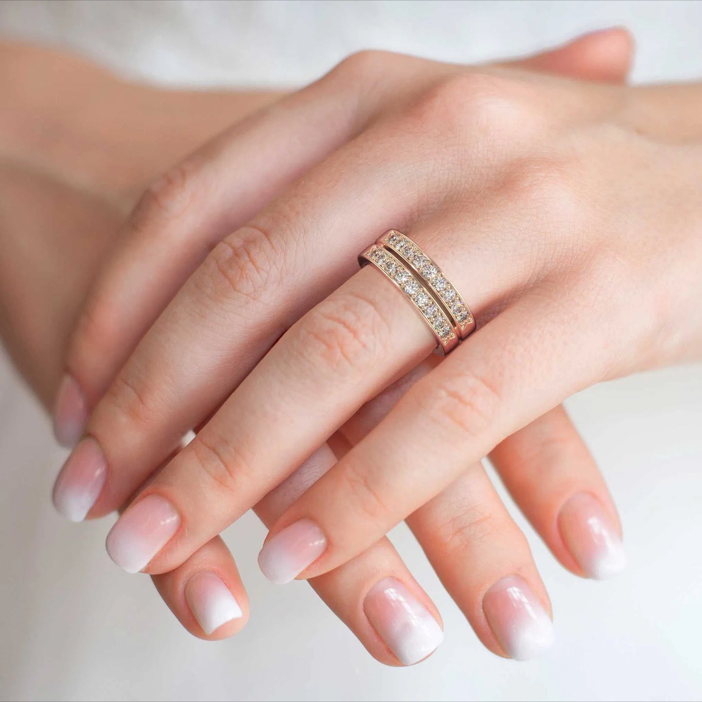 Suokko Timanttikorut -timanttisormus rosakultaa, jossa istutettuna 18 timanttia. Tuotekoodi KR09134