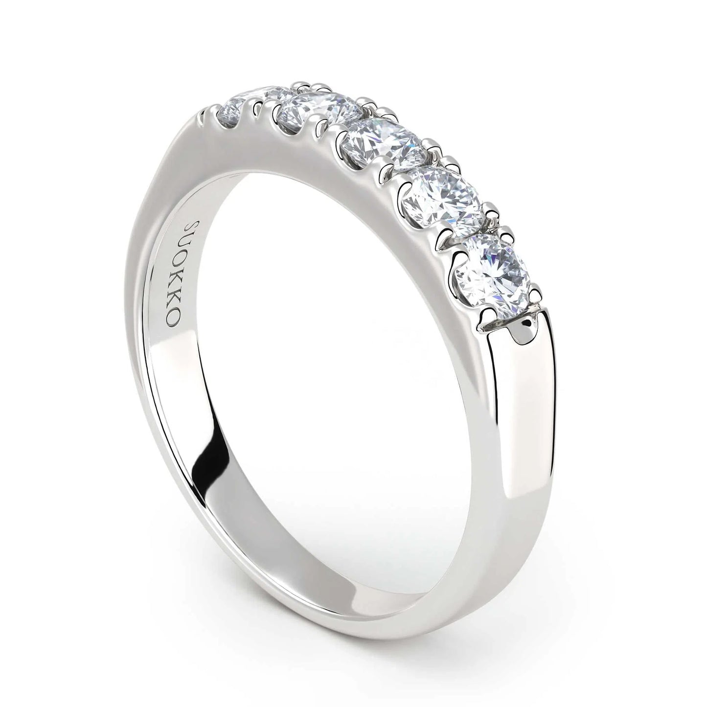 Suokko Timanttikorut -timanttisormus valkokultaa, jossa istutettuna 5 timanttia. Tuotekoodi KR09148