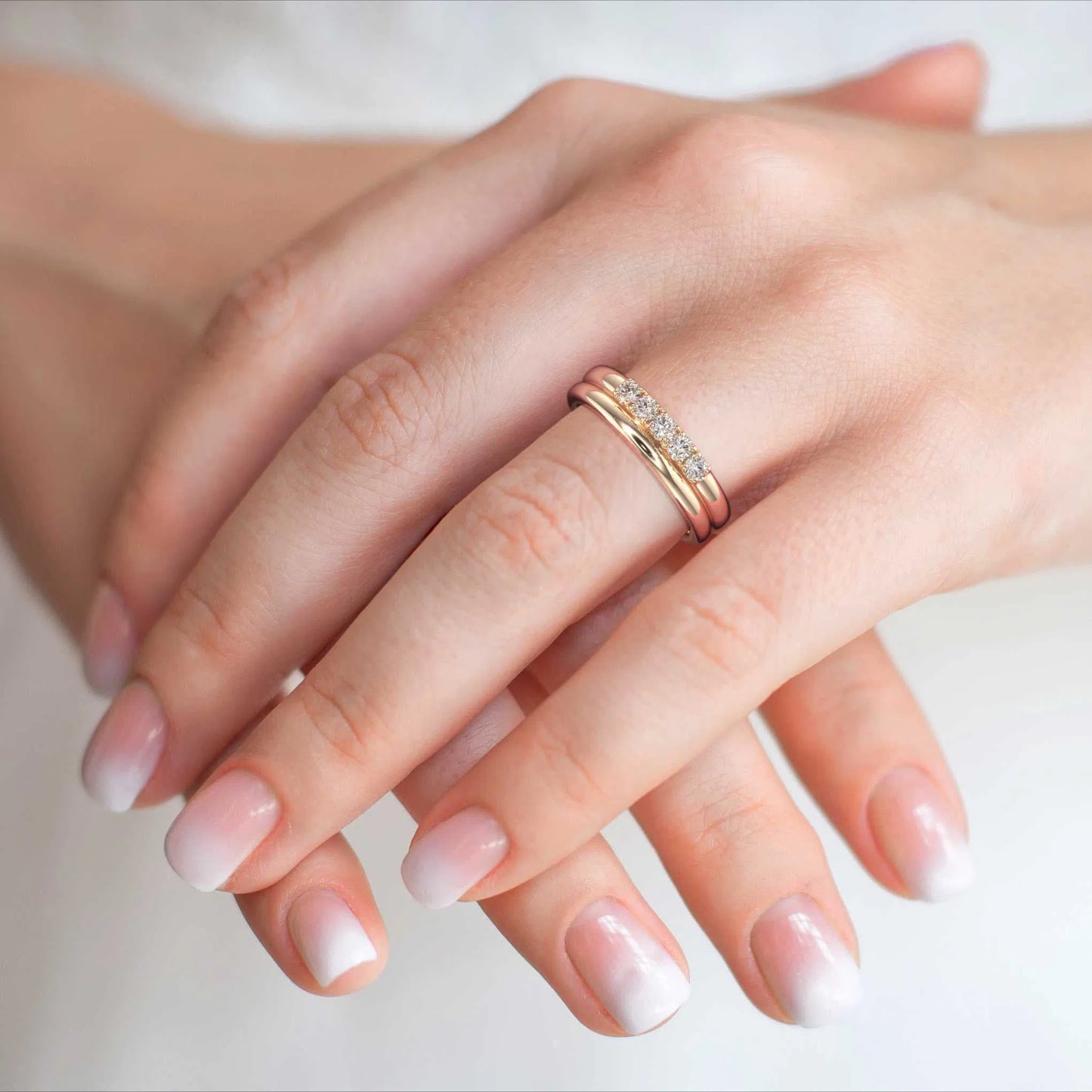 Suokko Timanttikorut -timanttisormus rosakultaa, jossa istutettuna 5 timanttia. Tuotekoodi KR09162