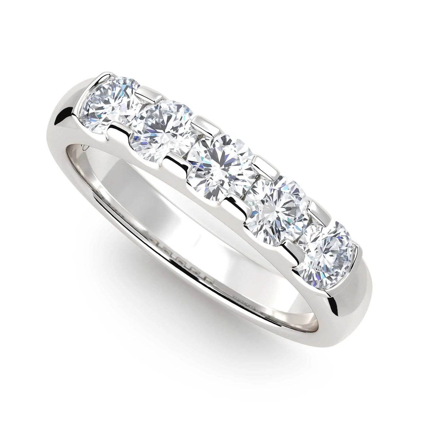 Suokko Timanttikorut -timanttisormus valkokultaa, jossa istutettuna 5 timanttia. Tuotekoodi KR17992