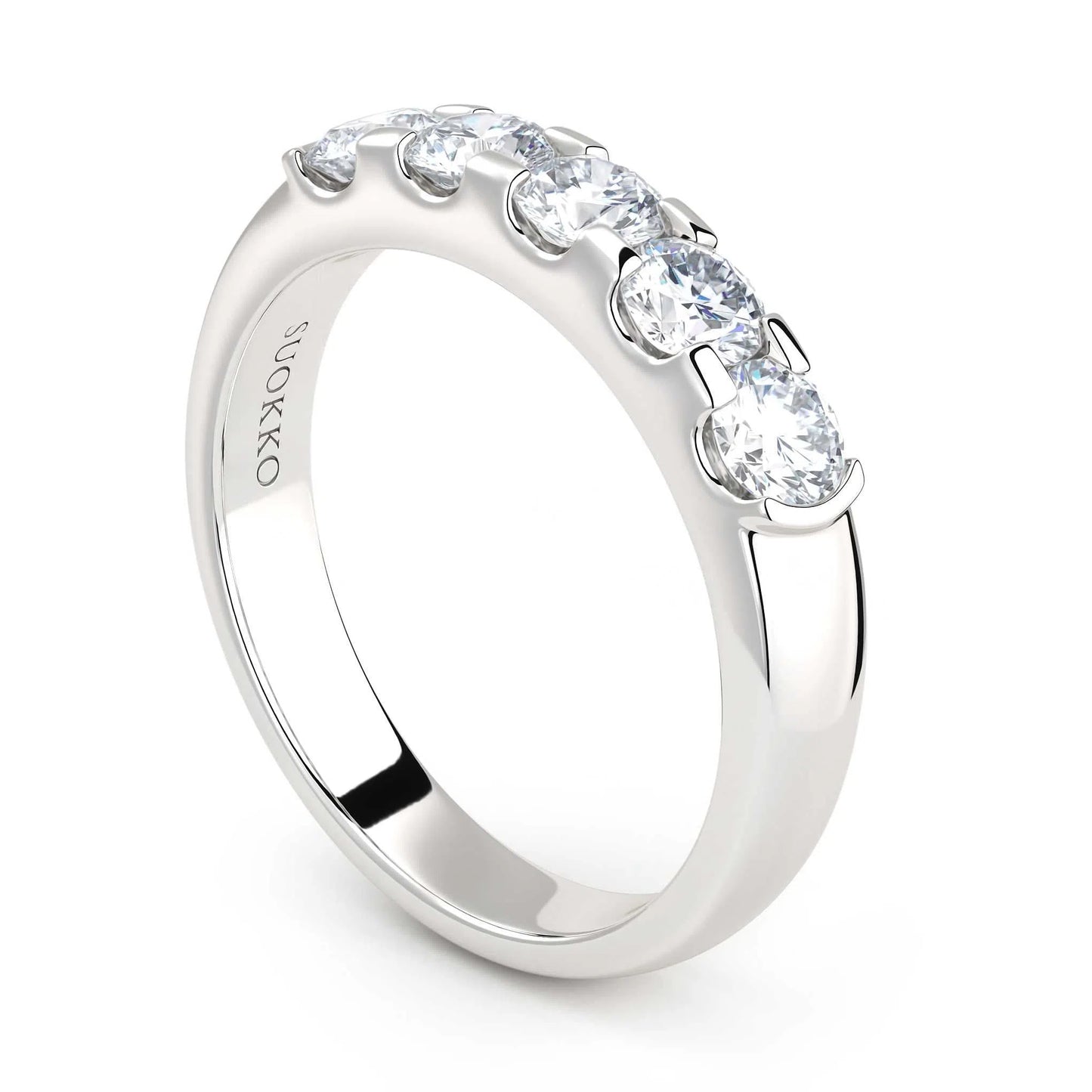 Suokko Timanttikorut -timanttisormus valkokultaa, jossa istutettuna 5 timanttia. Tuotekoodi KR17992