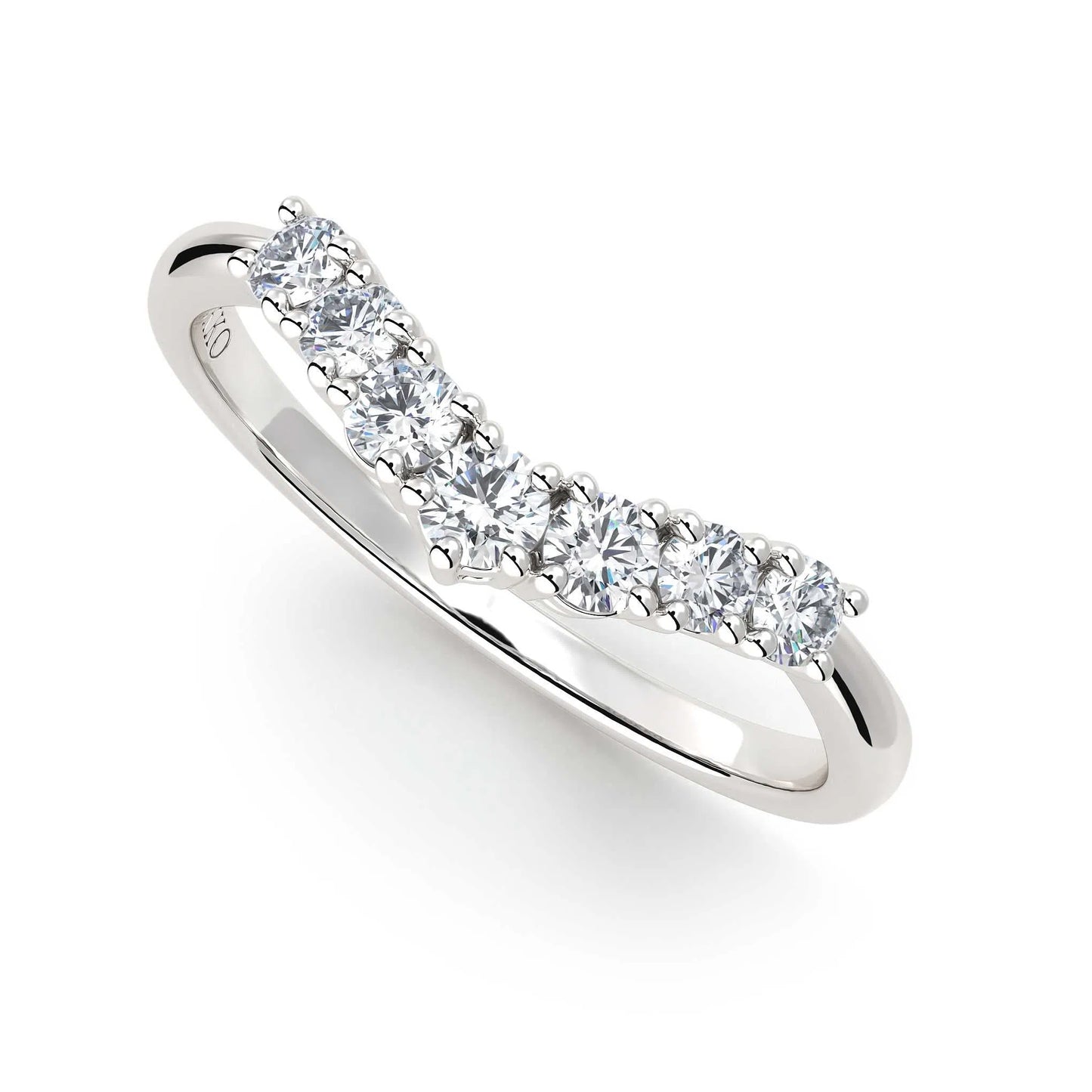 Suokko Timanttikorut -timanttisormus valkokultaa, jossa istutettuna 7 timanttia. Tuotekoodi KR18131B80A