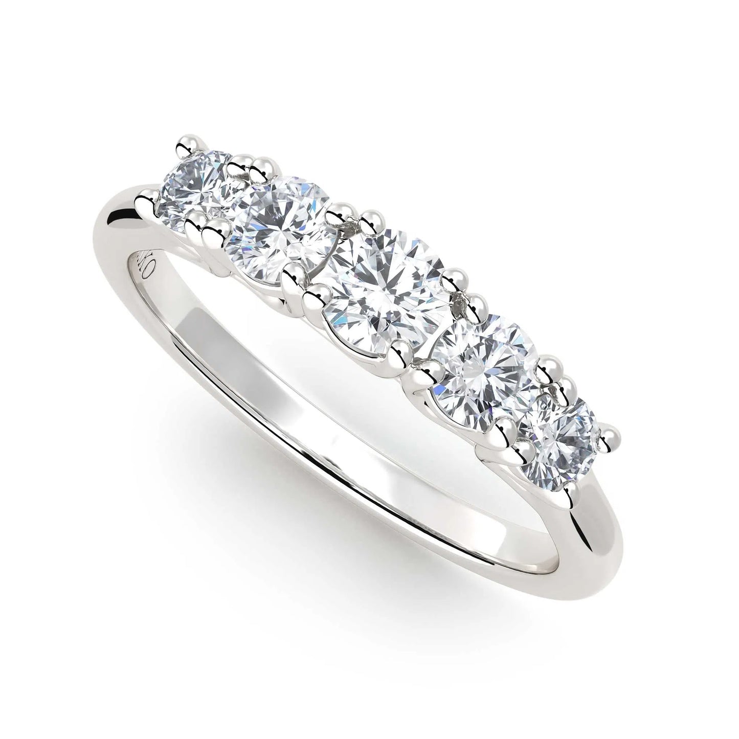 Suokko Timanttikorut -timanttisormus valkokultaa, jossa istutettuna 5 timanttia. Tuotekoodi KR18445BR20