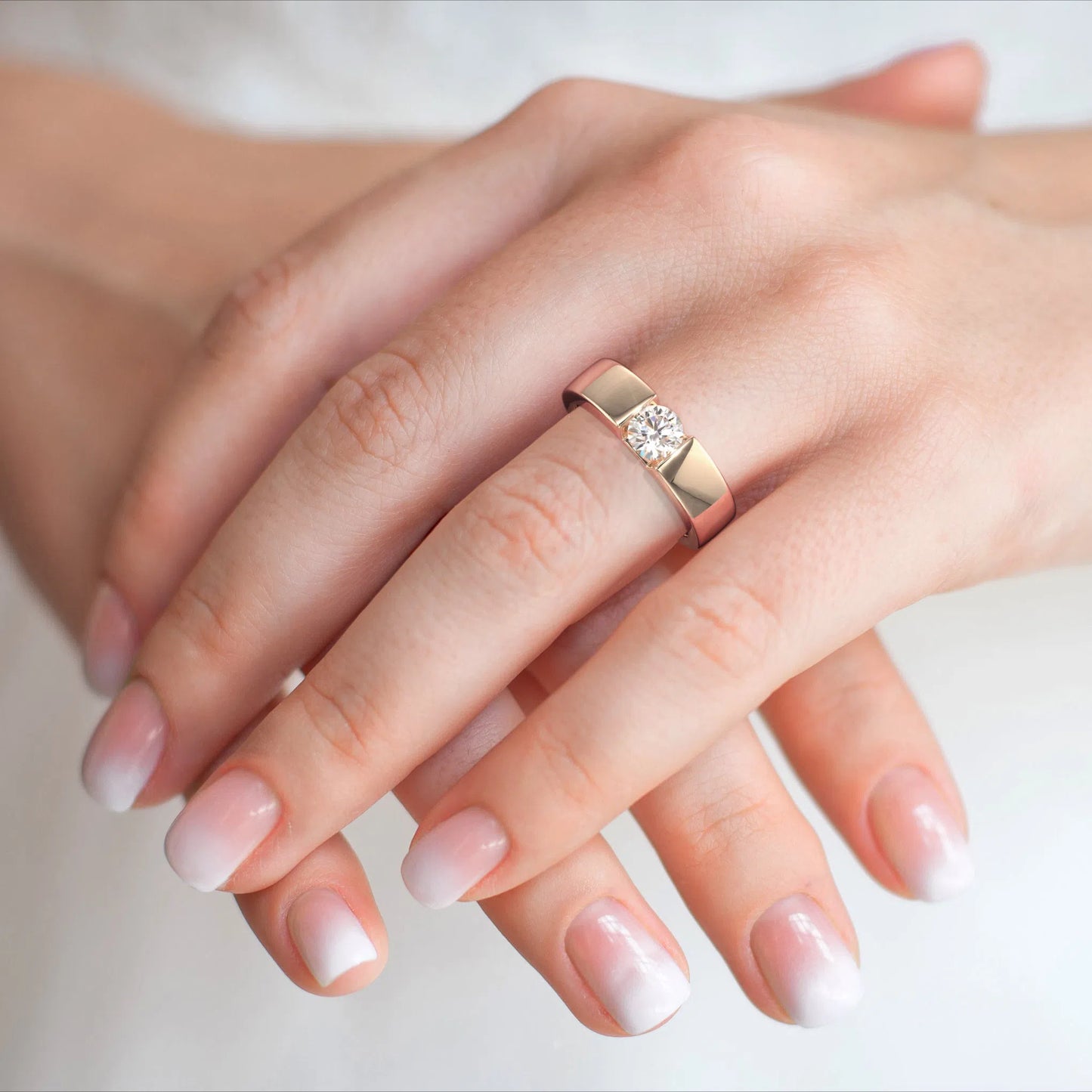 Suokko Timanttikorut -timanttisormus rosakultaa, jossa istutettuna yksi timantti. Tuotekoodi KR18720BR50