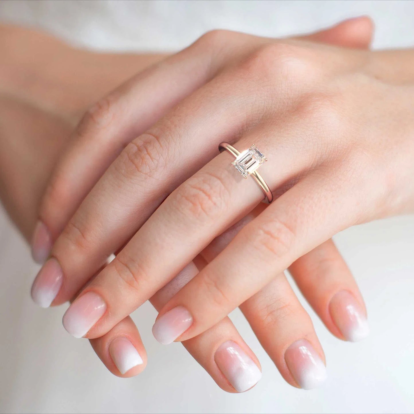 Suokko Timanttikorut -timanttisormus rosakultaa, jossa istutettuna yksi timantti. Tuotekoodi KR19040EC100