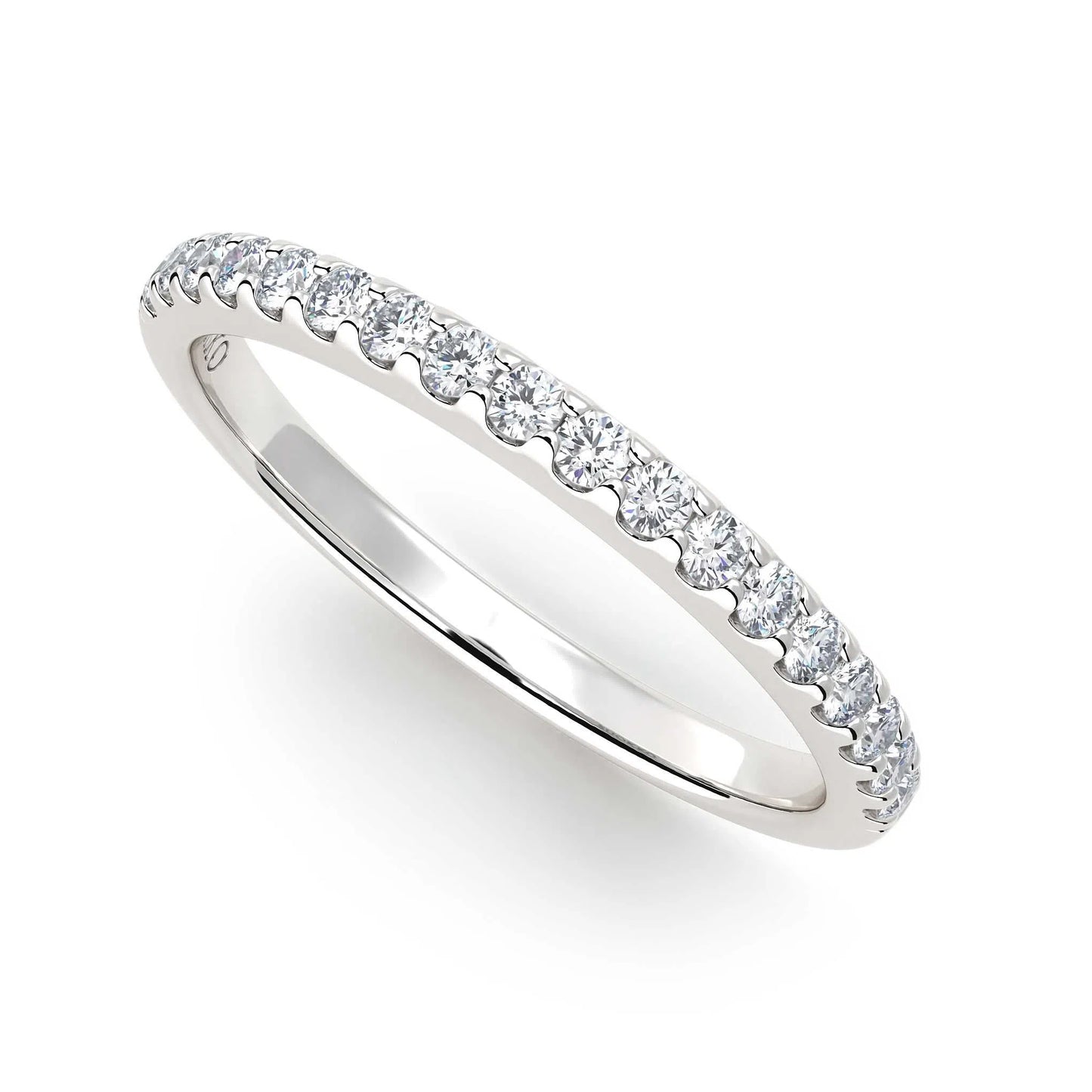 Suokko Timanttikorut -timanttisormus valkokultaa, jossa istutettuna 18 timanttia. Tuotekoodi KR19389B