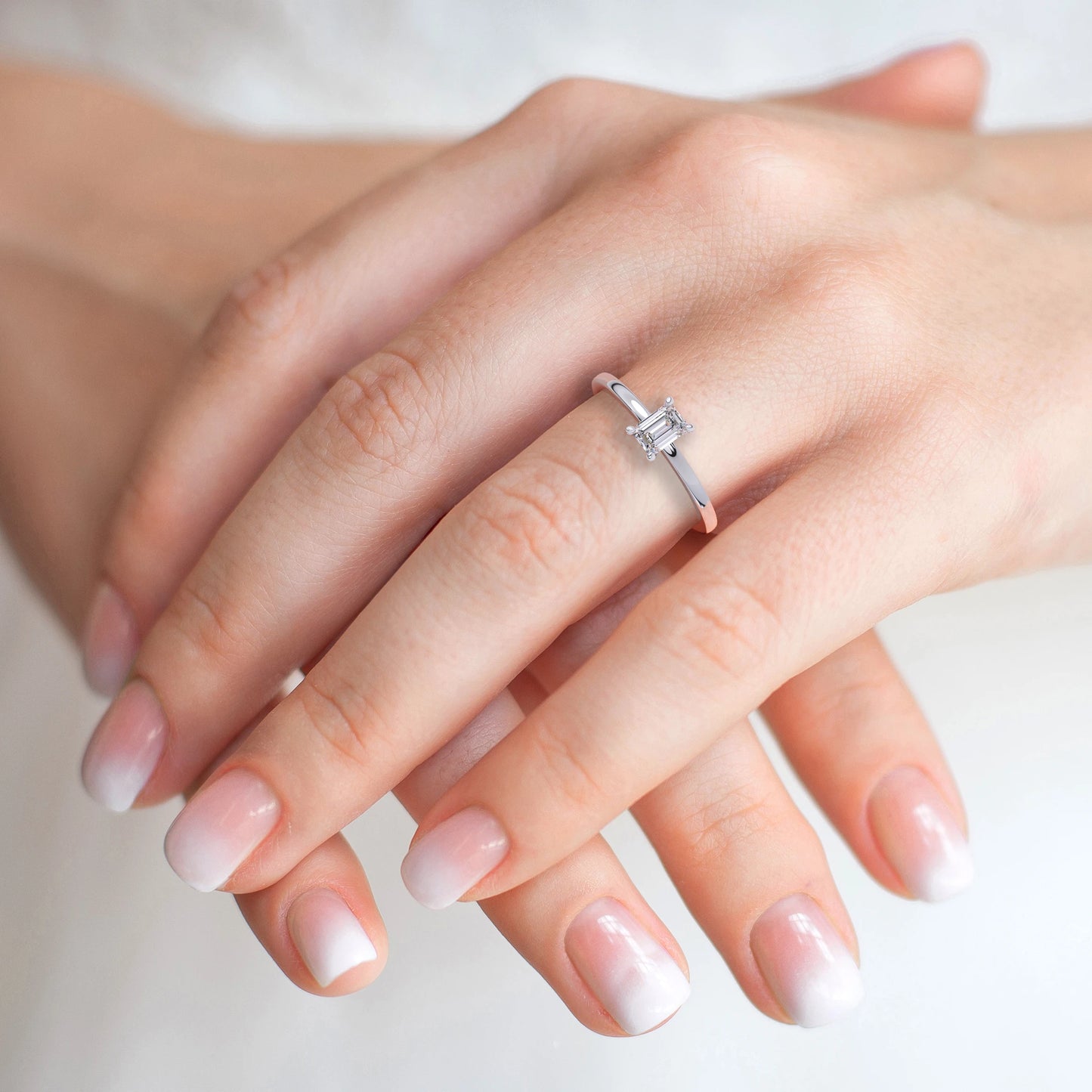 Suokko Timanttikorut -timanttisormus valkokultaa, jossa istutettuna 1 timantti. Tuotekoodi SR005EM50