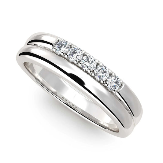 Suokko Timanttikorut -timanttisormus valkokultaa, jossa istutettuna 5 timanttia. Tuotekoodi KR09136