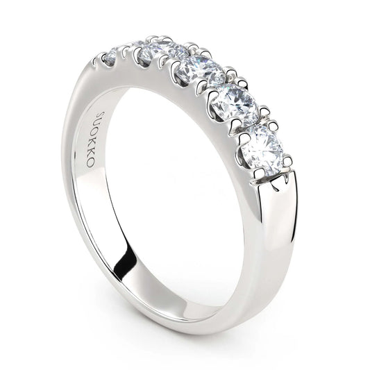 Suokko Timanttikorut -timanttisormus valkokultaa, jossa istutettuna 5 timanttia. Tuotekoodi KR09148A