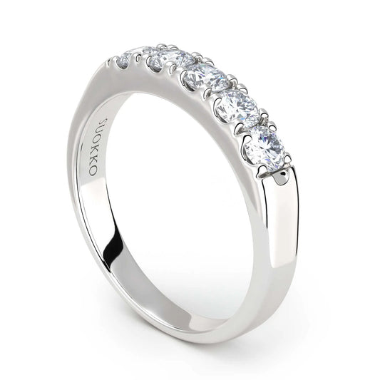 Suokko Timanttikorut -timanttisormus valkokultaa, jossa istutettuna 5 timanttia. Tuotekoodi KR09148