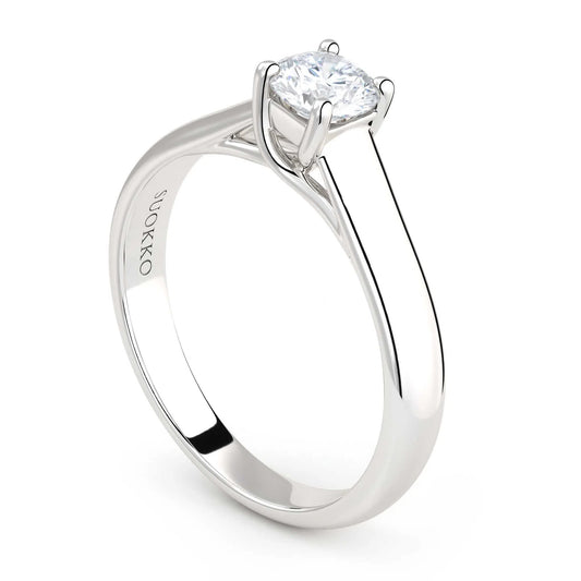 Suokko Timanttikorut -timanttisormus valkokultaa, jossa istutettuna yksi timantti. Tuotekoodi KR09153BR45