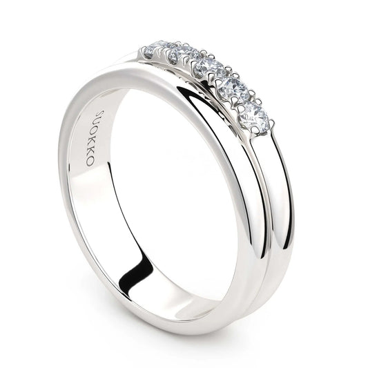 Suokko Timanttikorut -timanttisormus valkokultaa, jossa istutettuna 5 timanttia. Tuotekoodi KR09162