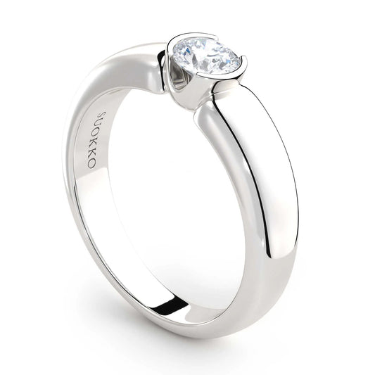 Suokko Timanttikorut -timanttisormus valkokultaa, jossa istutettuna yksi timantti. Tuotekoodi KR09166BR33