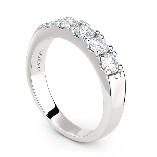 Suokko Timanttikorut -timanttisormus valkokultaa, jossa istutettuna 5 timanttia. Tuotekoodi KR09173