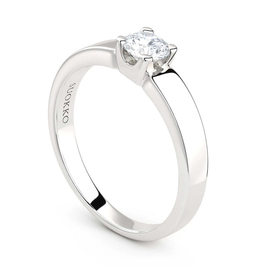 Suokko Timanttikorut -timanttisormus valkokultaa, jossa istutettuna yksi timantti. Tuotekoodi KR09175BR27