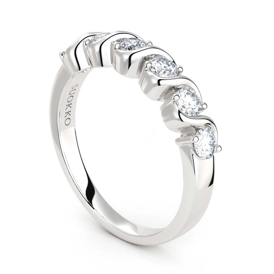 Suokko Timanttikorut -timanttisormus valkokultaa, jossa istutettuna 6 timanttia. Tuotekoodi KR09708A2