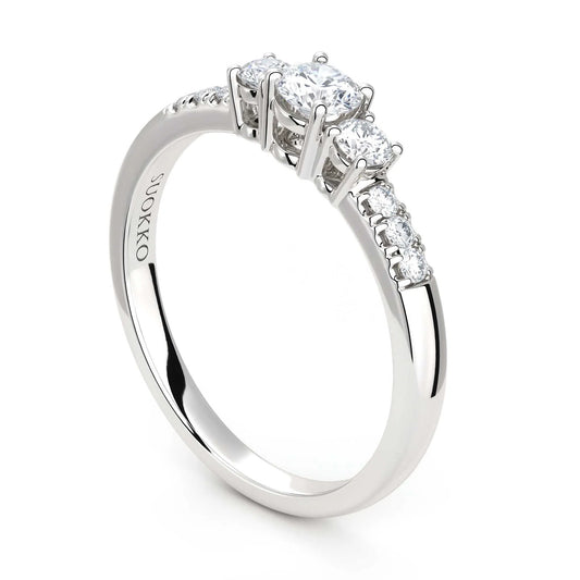 Suokko Timanttikorut -timanttisormus valkokultaa, jossa istutettuna 9 timanttia. Tuotekoodi KR14459BR20