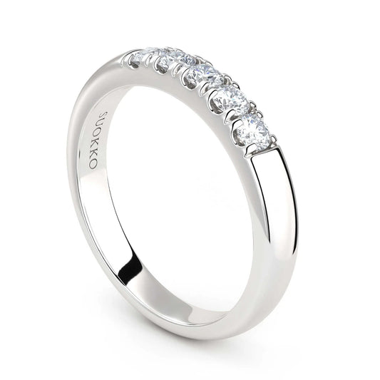 Suokko Timanttikorut -timanttisormus valkokultaa, jossa istutettuna 5 timanttia. Tuotekoodi KR17282B45A1