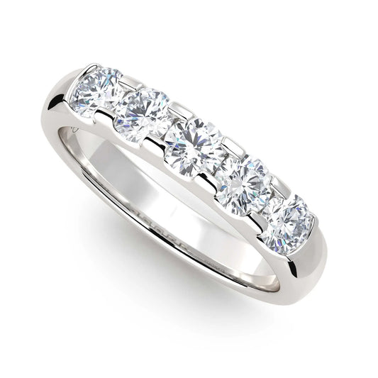 Suokko Timanttikorut -timanttisormus valkokultaa, jossa istutettuna 5 timanttia. Tuotekoodi KR17992