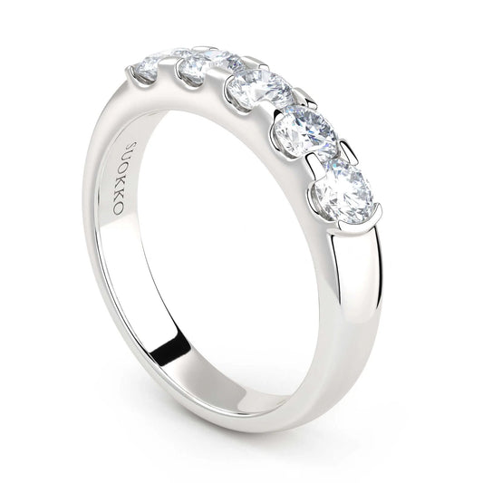 Suokko Timanttikorut -timanttisormus valkokultaa, jossa istutettuna 5 timanttia. Tuotekoodi KR17992