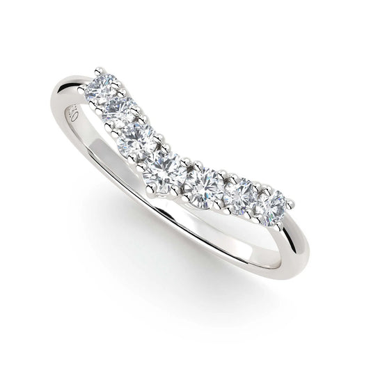 Suokko Timanttikorut -timanttisormus valkokultaa, jossa istutettuna 7 timanttia. Tuotekoodi KR18131B80A