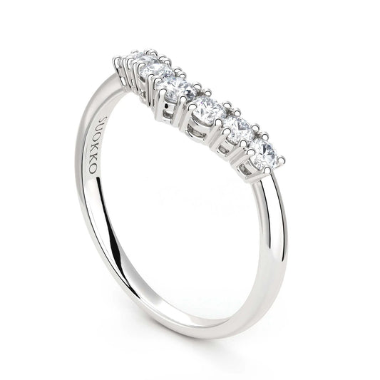 Suokko Timanttikorut -timanttisormus valkokultaa, jossa istutettuna 7 timanttia. Tuotekoodi KR18131B80A