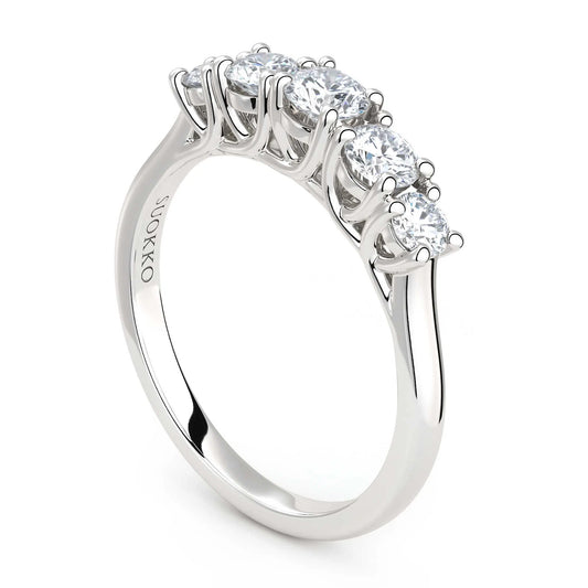 Suokko Timanttikorut -timanttisormus valkokultaa, jossa istutettuna 5 timanttia. Tuotekoodi KR18445BR20