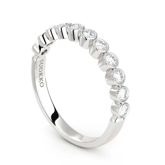 Suokko Timanttikorut -timanttisormus valkokultaa, jossa istutettuna 11 timanttia. Tuotekoodi KR18473