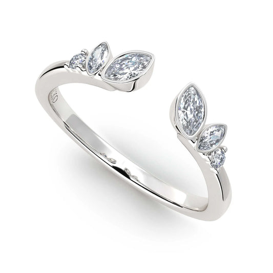 Suokko Timanttikorut -timanttisormus valkokultaa, jossa istutettuna 6 timanttia. Tuotekoodi KR18589