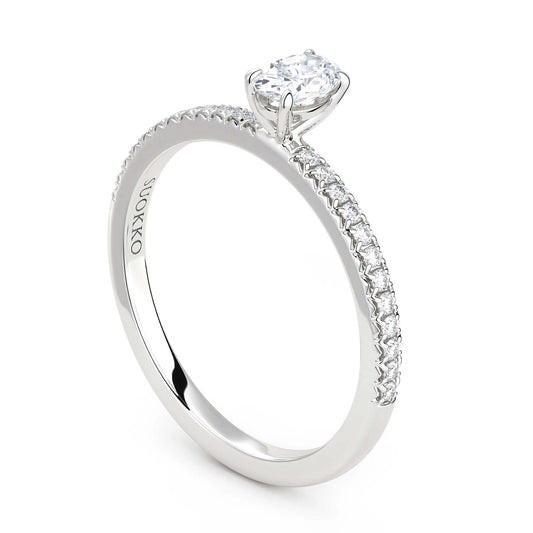 Suokko Timanttikorut -timanttisormus valkokultaa, jossa istutettuna 25 timanttia. Tuotekoodi KR19038OV30