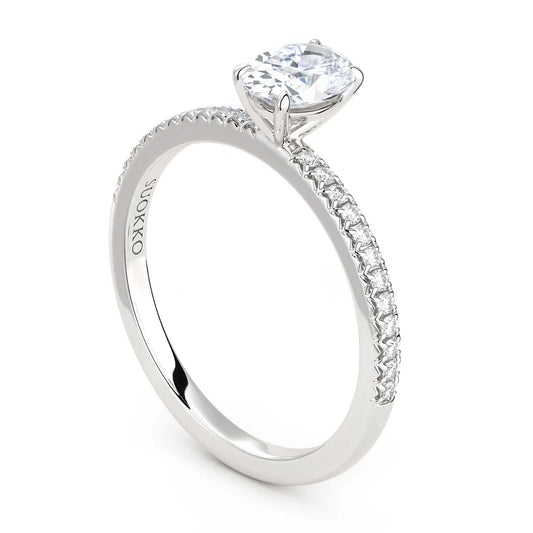 Suokko Timanttikorut -timanttisormus valkokultaa, jossa istutettuna 25 timanttia. Tuotekoodi KR19038OV75