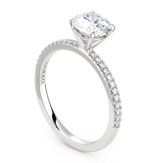 Suokko Timanttikorut -timanttisormus valkokultaa, jossa istutettuna 25 timanttia. Tuotekoodi KR19039BR100