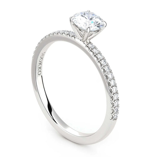 Suokko Timanttikorut -timanttisormus valkokultaa, jossa istutettuna 25 timanttia. Tuotekoodi KR19039BR50