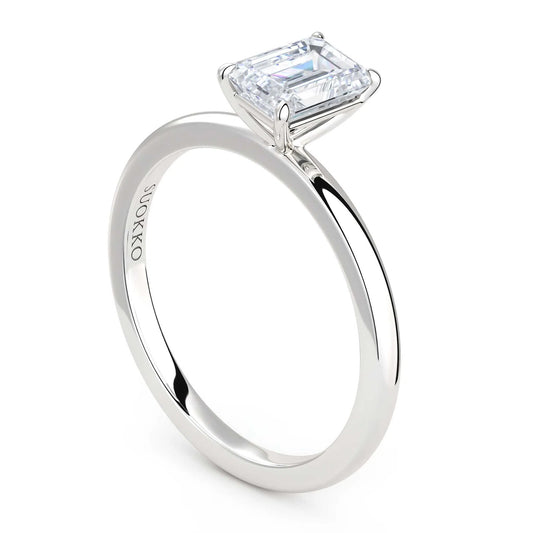 Suokko Timanttikorut -timanttisormus valkokultaa, jossa istutettuna yksi timantti. Tuotekoodi KR19040EC75