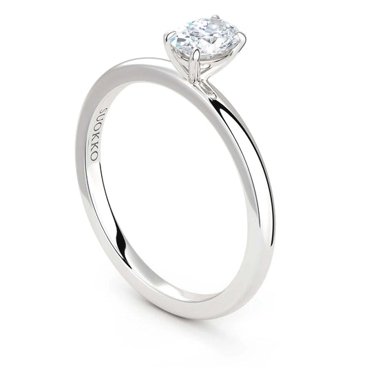 Suokko Timanttikorut -timanttisormus valkokultaa, jossa istutettuna yksi timantti. Tuotekoodi KR19041OV50