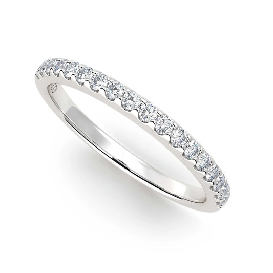 Suokko Timanttikorut -timanttisormus valkokultaa, jossa istutettuna 18 timanttia. Tuotekoodi KR19389B