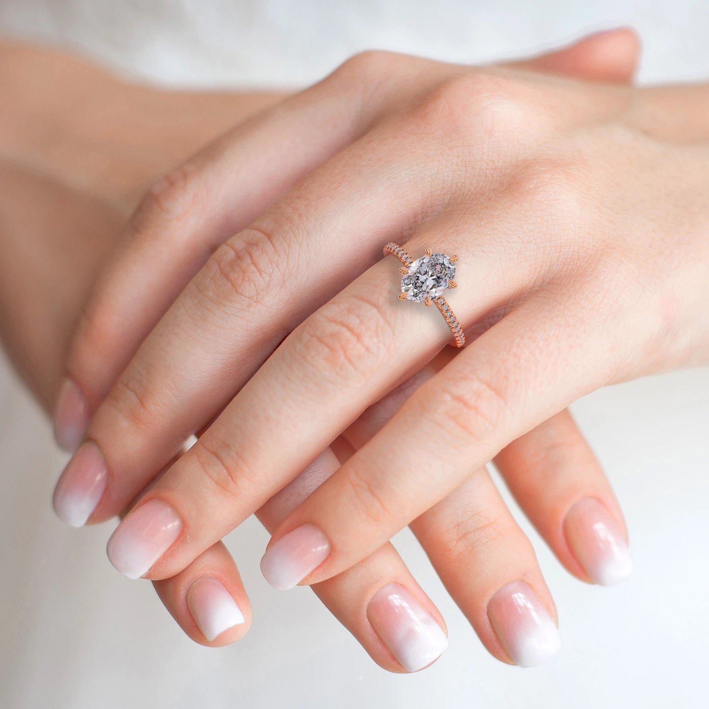 Suokko Timanttikorut -timanttisormus ruusukultaa, jossa istutettuna 23 timanttia. Tuotekoodi SR008OV200