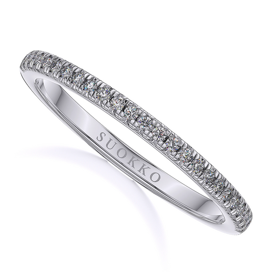 Suokko Timanttikorut -timanttisormus valkokultaa, jossa istutettuna 25 timanttia. Tuotekoodi SR009