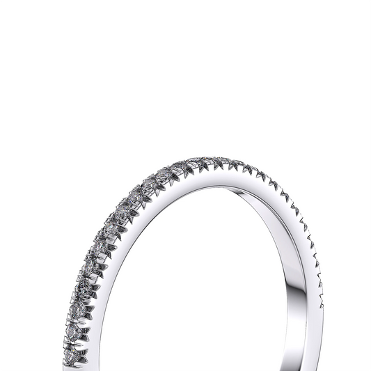 Suokko Timanttikorut -timanttisormus valkokultaa, jossa istutettuna 25 timanttia. Tuotekoodi SR009