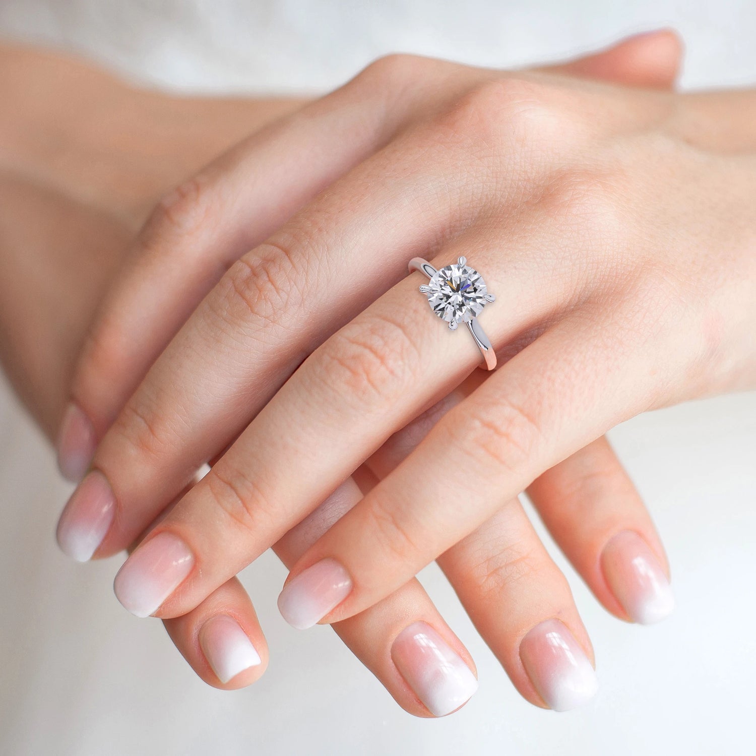 Suokko Timanttikorut -timanttisormus valkokultaa, jossa istutettuna 25 timanttia. Tuotekoodi SR222BR300