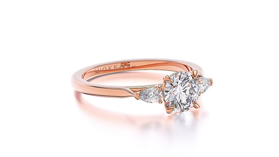 Suokko Timanttikorut -timanttisormus ruusukultaa, jossa istutettuna 3 timanttia. Tuotekoodi SR227BR100